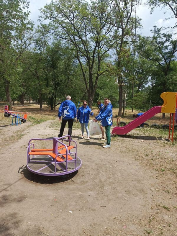 В рамках реализации партийного проекта «Городская среда», сторонники, члены Партии «Единая Россия» городского округа Докучаевск и депутаты Докучаевского городского совета ДНР провели работы по благоустройству детских... В рамках реализации партийного проекта «Городская среда», сторонники, члены Партии «Единая Россия» городского округа Докучаевск и депутаты Докучаевского городского совета ДНР провели работы по благоустройству детских...