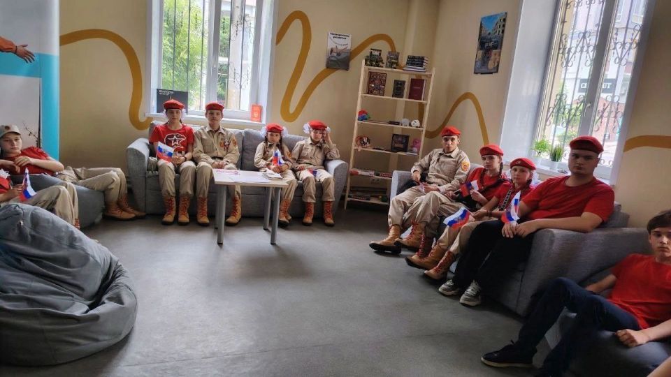 Юнармейцы местного отделения городского округа Макеевка имени Героя СВО Линева А. М. принимают участие в акции "Стоп террор" Юнармейцы местного отделения городского округа Макеевка имени Героя СВО Линева А. М. принимают участие в акции "Стоп террор"