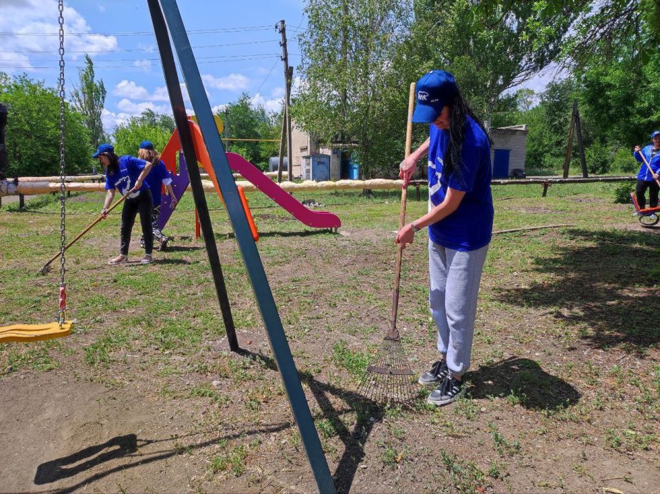 В рамках реализации партийного проекта «Городская среда», сторонники, члены Партии «Единая Россия» городского округа Докучаевск и депутаты Докучаевского городского совета ДНР провели работы по благоустройству детских... В рамках реализации партийного проекта «Городская среда», сторонники, члены Партии «Единая Россия» городского округа Докучаевск и депутаты Докучаевского городского совета ДНР провели работы по благоустройству детских...