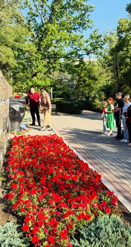 В преддверии Дня памяти и скорби представители Совета женщин г. Мариуполя и местного Мариупольского отделения Ассоциации юристов России и возложили цветы к памятнику жертвам фашизма, отдав дань памяти миллионам наших... В преддверии Дня памяти и скорби представители Совета женщин г. Мариуполя и местного Мариупольского отделения Ассоциации юристов России и возложили цветы к памятнику жертвам фашизма, отдав дань памяти миллионам наших...