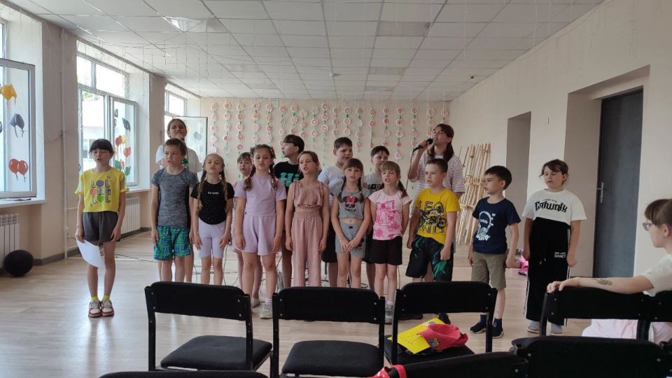 ШКОЛЬНЫЙ ЛАГЕРЬ + ЦДЮТ. Три недели педагоги Центра детского и юношеского творчества городского округа Дебальцево принимали участие в летних пришкольных лагерях ШКОЛЬНЫЙ ЛАГЕРЬ + ЦДЮТ. Три недели педагоги Центра детского и юношеского творчества городского округа Дебальцево принимали участие в летних пришкольных лагерях