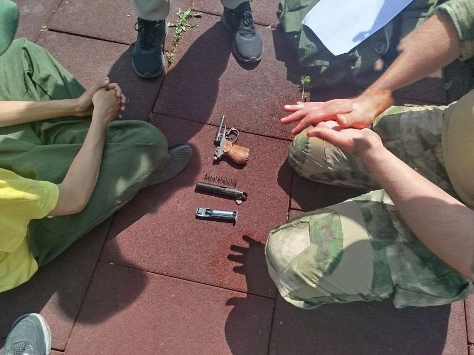 На базе Дома Юнармии г.о. Мариуполь юнармейцы отряда "АК-47" приняли участие в акции #ЕстьТакаяПрофесияМГЮ, совместно с военными Инженерных Войск РФ провели занятия по тактической медицине, показали мастер-класс по... На базе Дома Юнармии г.о. Мариуполь юнармейцы отряда "АК-47" приняли участие в акции #ЕстьТакаяПрофесияМГЮ, совместно с военными Инженерных Войск РФ провели занятия по тактической медицине, показали мастер-класс по...