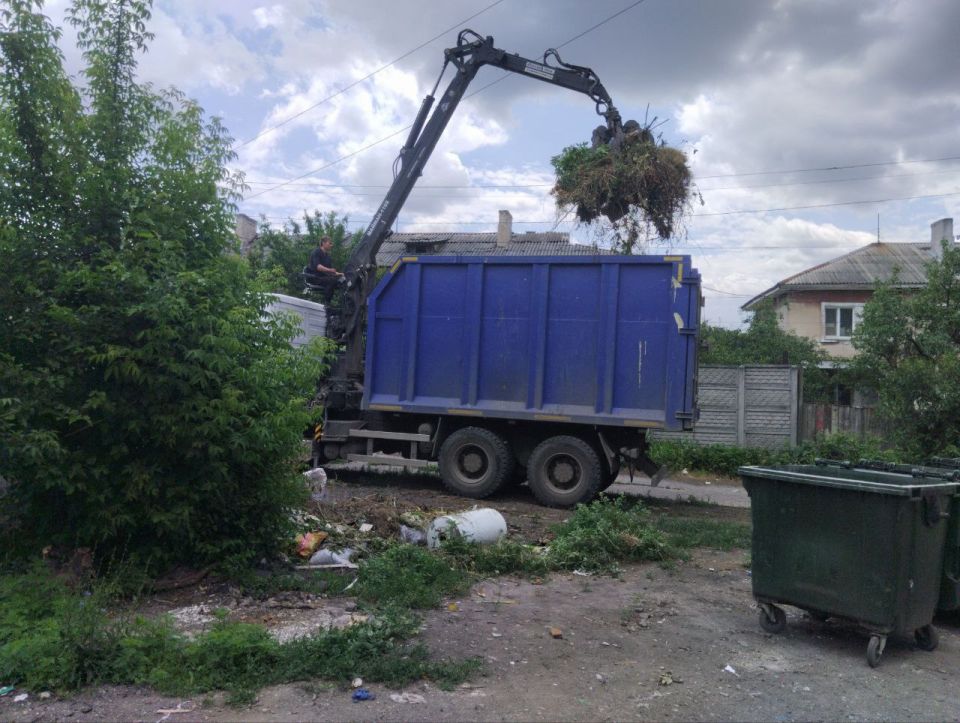 В Кировском внутригородском районе продолжаются работы по санитарному содержанию территории В Кировском внутригородском районе продолжаются работы по санитарному содержанию территории
