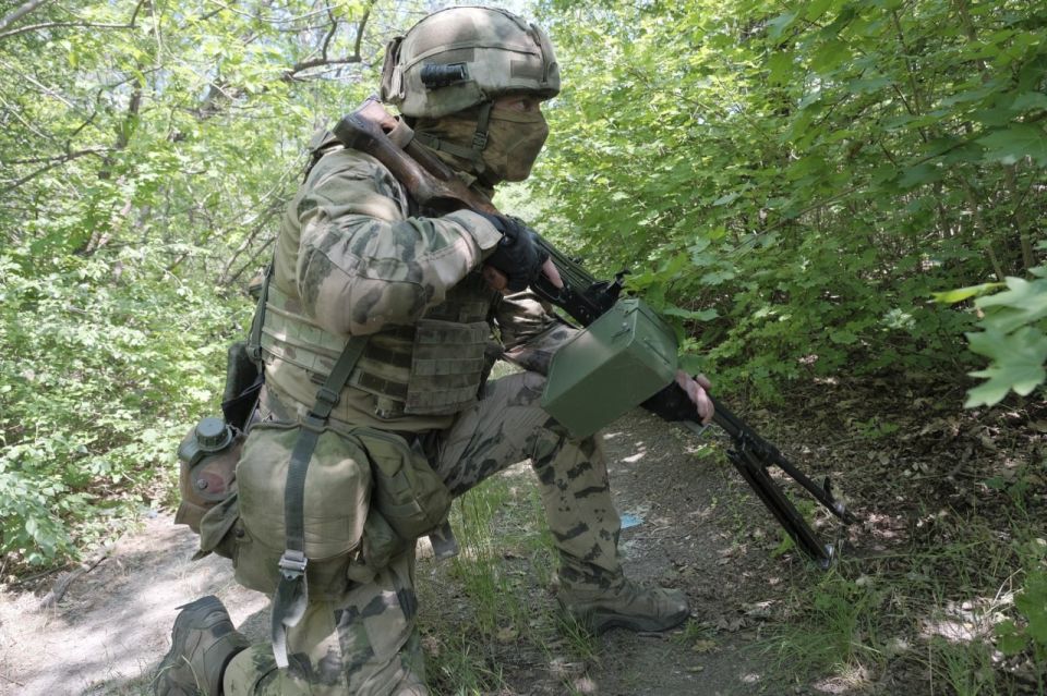 Служебная собака Дина помогла спецназовцам Росгвардии обнаружить крупный тайник боеприпасов на освобожденной от ВСУ территории ДНР Служебная собака Дина помогла спецназовцам Росгвардии обнаружить крупный тайник боеприпасов на освобожденной от ВСУ территории ДНР