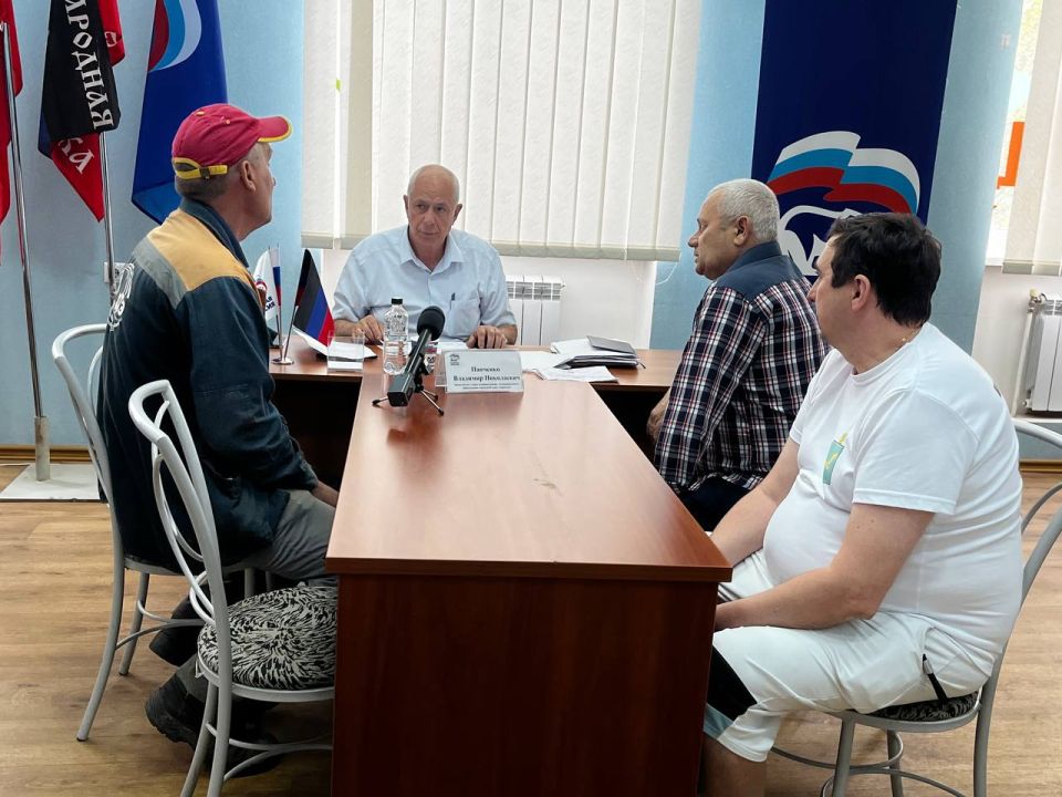 20 июня заместитель главы Администрации муниципального образования городского округа Харцызск Владимир Панченко провел прием граждан в общественной приемной партии «Единая Россия» 20 июня заместитель главы Администрации муниципального образования городского округа Харцызск Владимир Панченко провел прием граждан в общественной приемной партии «Единая Россия»
