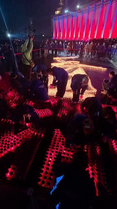 В День памяти и скорби Единая Россия и «Волонтеры Победы» проводят по всей стране памятные акции «Огненные картины войны» и «Свеча памяти»