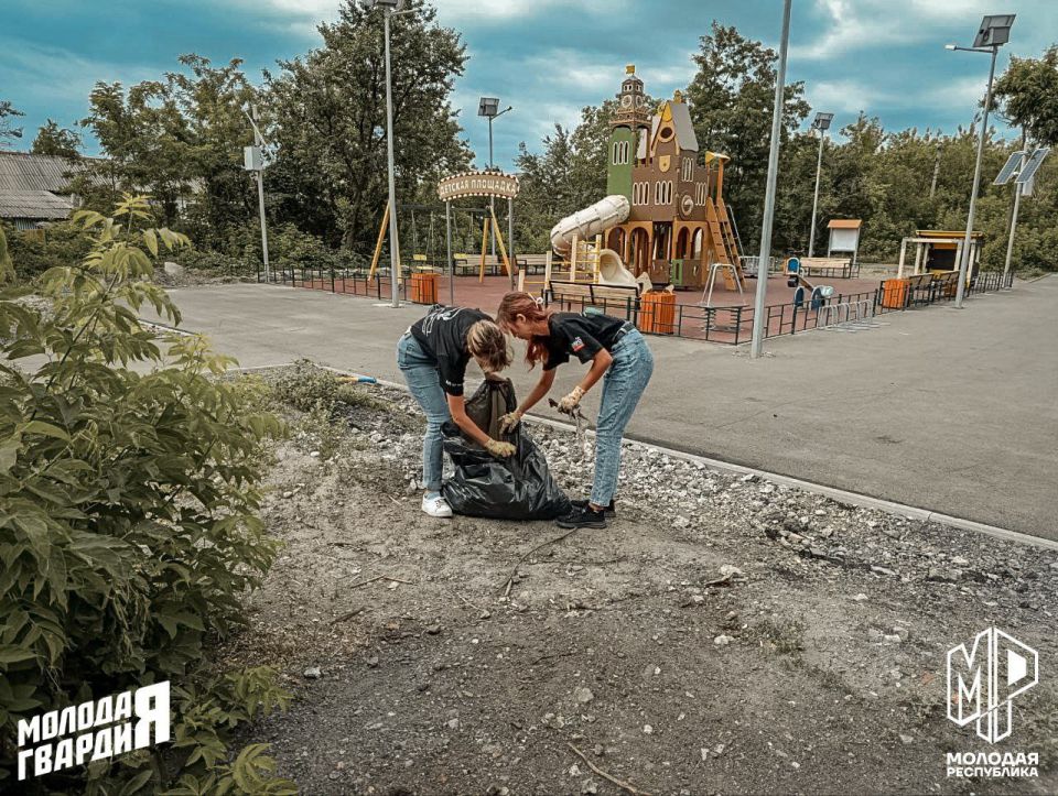 Молодёжь Макеевки привела в порядок детские площадки Молодёжь Макеевки привела в порядок детские площадки