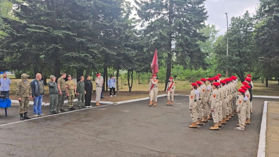 Юнармейцы Местного штаба г. Снежное ВПК"Оплот" и ВПК им. А. Арсененко , Юнармейцы Шахтерского штаба и Торезкого штаба , а так же, юнармейцы Шахтерского штаба РО ВВПОД "ЮНАРМИЯ" ДНР "МГЮ" из УВК-1, СШ №2, СШ №19, СШ №22, ... Юнармейцы Местного штаба г. Снежное ВПК"Оплот" и ВПК им. А. Арсененко , Юнармейцы Шахтерского штаба и Торезкого штаба , а так же, юнармейцы Шахтерского штаба РО ВВПОД "ЮНАРМИЯ" ДНР "МГЮ" из УВК-1, СШ №2, СШ №19, СШ №22, ...
