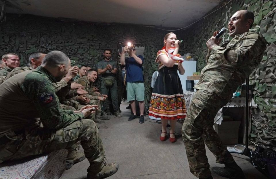 «Музыка — это оружие, которое поднимает в бой»: Артисты «Москонцерта» выступили в блиндаже для военных 51-й донецкой общевойсковой армии в ДНР «Музыка — это оружие, которое поднимает в бой»: Артисты «Москонцерта» выступили в блиндаже для военных 51-й донецкой общевойсковой армии в ДНР