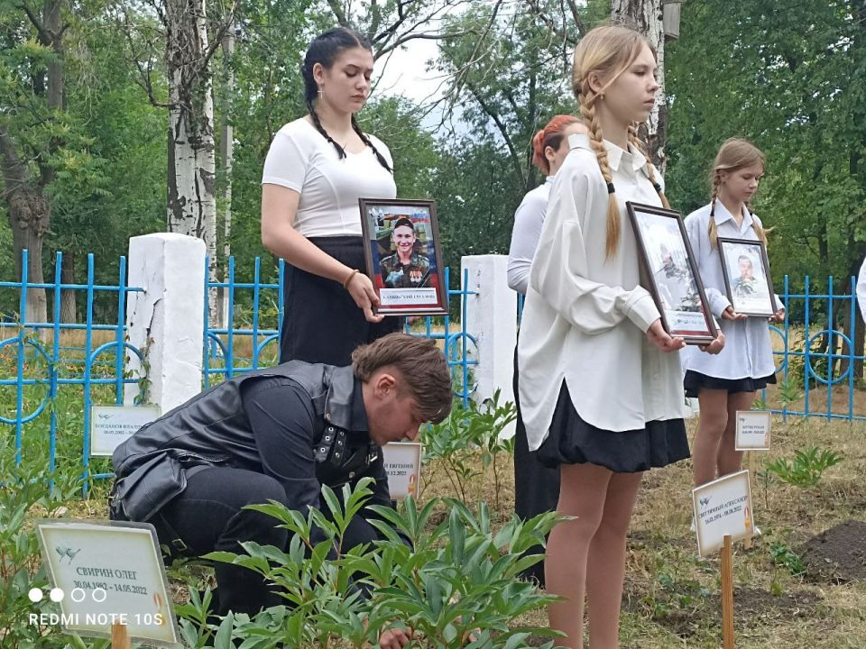 Юрий Будрин: Цветы памяти. В Кировском районе города Донецка в преддверии Дня Памяти и Скорби, ГБОУ «Школа № 80 г. о. Донецк» совместно с членами семей погибших участников СВО, гостями мероприятия - депутатом Народного... Юрий Будрин: Цветы памяти. В Кировском районе города Донецка в преддверии Дня Памяти и Скорби, ГБОУ «Школа № 80 г. о. Донецк» совместно с членами семей погибших участников СВО, гостями мероприятия - депутатом Народного...