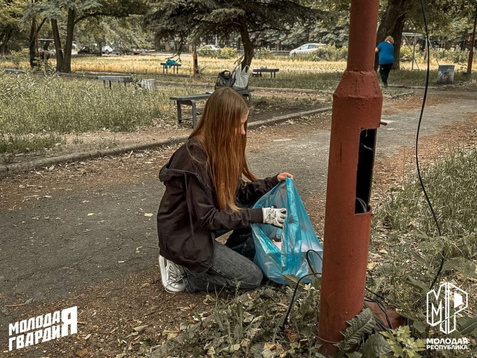 Молодёжь Макеевки привела в порядок детские площадки Молодёжь Макеевки привела в порядок детские площадки