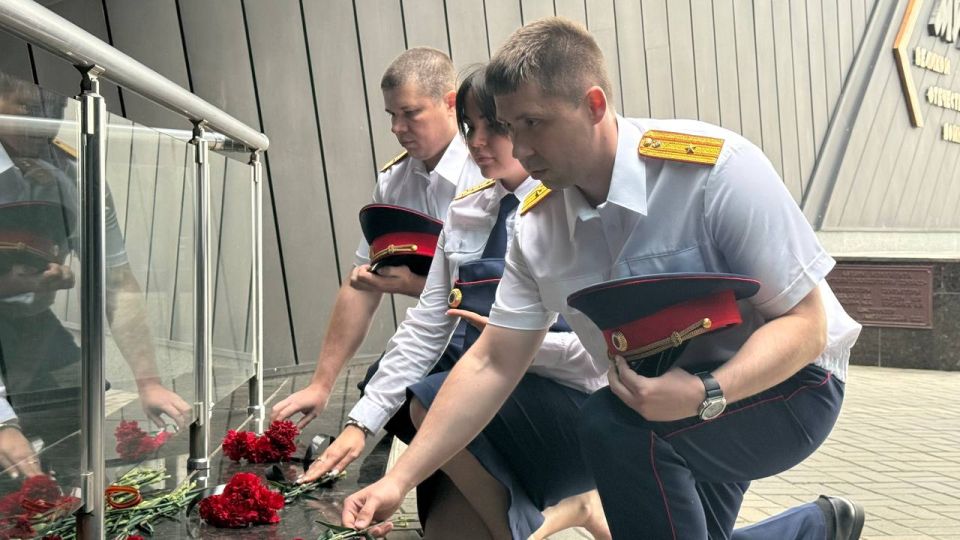 Следователи Донецкой Народной Республики присоединились к акции «Свеча памяти» Следователи Донецкой Народной Республики присоединились к акции «Свеча памяти»