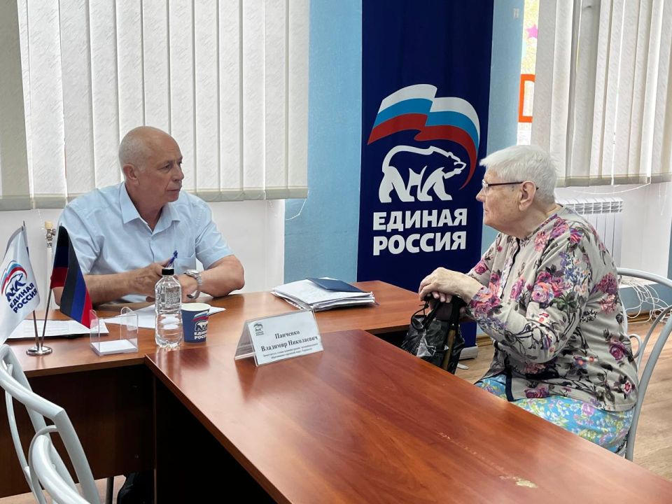 20 июня заместитель главы Администрации муниципального образования городского округа Харцызск Владимир Панченко провел прием граждан в общественной приемной партии «Единая Россия» 20 июня заместитель главы Администрации муниципального образования городского округа Харцызск Владимир Панченко провел прием граждан в общественной приемной партии «Единая Россия»