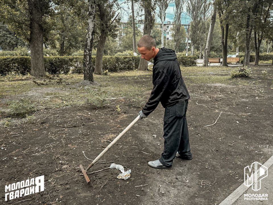 Молодёжь Макеевки привела в порядок детские площадки Молодёжь Макеевки привела в порядок детские площадки
