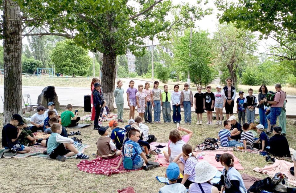 В пришкольном лагере "Дружба" ГБОУ "Школа 11 г. о. Торез" прошел День памяти и скорби В пришкольном лагере "Дружба" ГБОУ "Школа 11 г. о. Торез" прошел День памяти и скорби