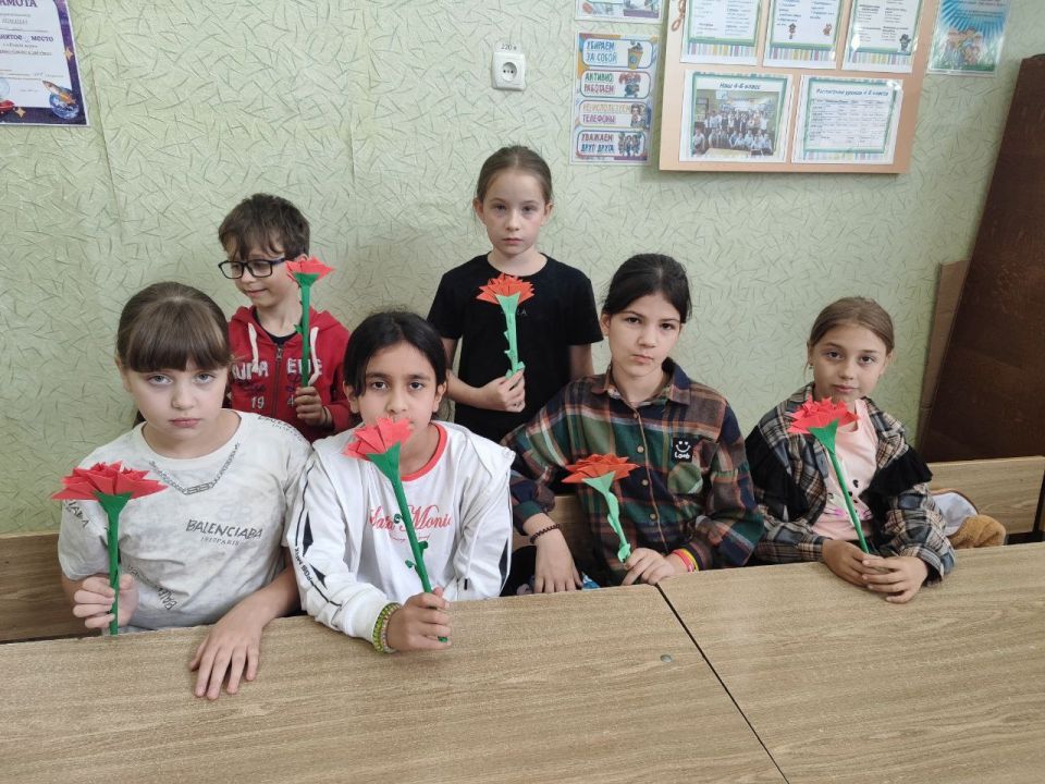 В пришкольном лагере "Дружба" ГБОУ "Школа 11 г. о. Торез" прошел День памяти и скорби В пришкольном лагере "Дружба" ГБОУ "Школа 11 г. о. Торез" прошел День памяти и скорби