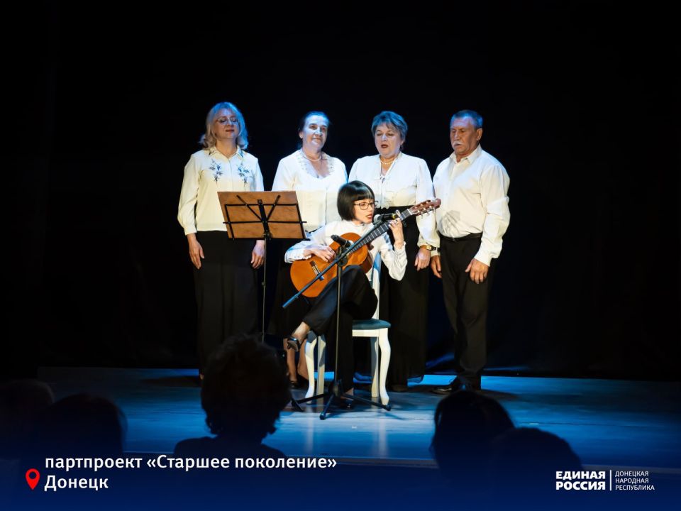 Под бело-сине-красным стягом прошёл концерт участников партийного проекта «Старшее поколение» Под бело-сине-красным стягом прошёл концерт участников партийного проекта «Старшее поколение»