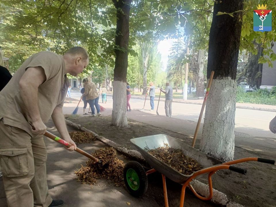 Краснолиманцы проявив инициативу провели субботник Краснолиманцы проявив инициативу провели субботник