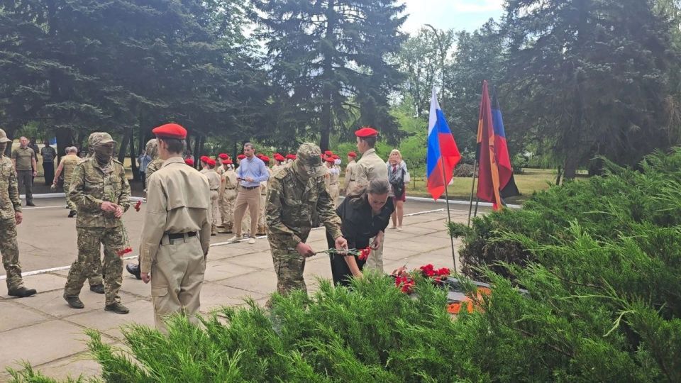 Юнармейцы Местного штаба г. Снежное ВПК"Оплот" и ВПК им. А. Арсененко , Юнармейцы Шахтерского штаба и Торезкого штаба , а так же, юнармейцы Шахтерского штаба РО ВВПОД "ЮНАРМИЯ" ДНР "МГЮ" из УВК-1, СШ №2, СШ №19, СШ №22, ... Юнармейцы Местного штаба г. Снежное ВПК"Оплот" и ВПК им. А. Арсененко , Юнармейцы Шахтерского штаба и Торезкого штаба , а так же, юнармейцы Шахтерского штаба РО ВВПОД "ЮНАРМИЯ" ДНР "МГЮ" из УВК-1, СШ №2, СШ №19, СШ №22, ...