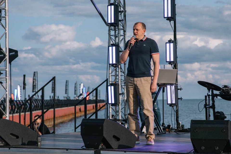 Поздравил участников ежегодного праздника выпускников "Алые паруса" с окончанием школы Поздравил участников ежегодного праздника выпускников "Алые паруса" с окончанием школы