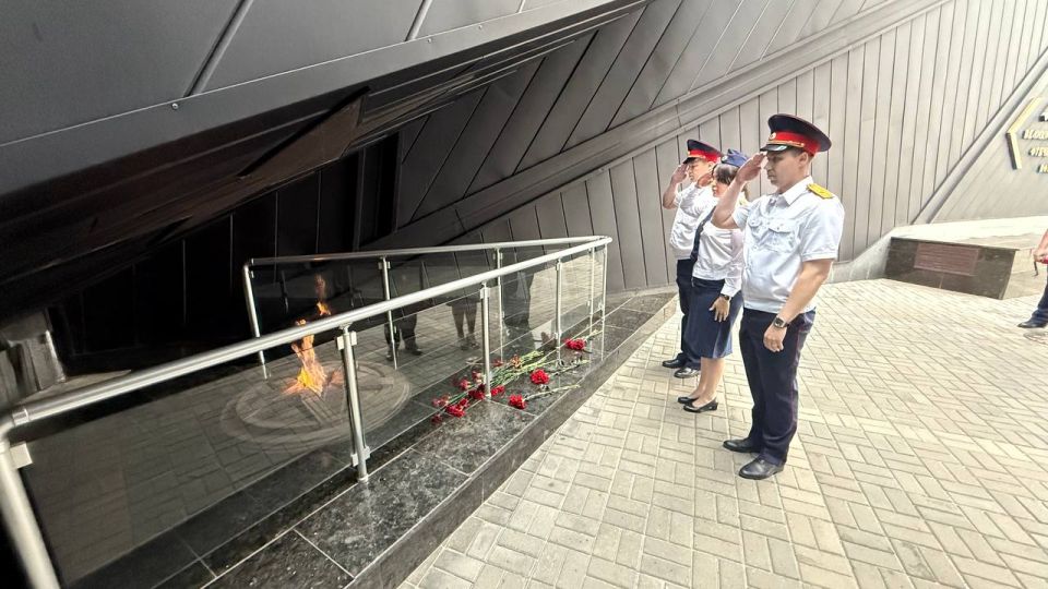 Следователи Донецкой Народной Республики присоединились к акции «Свеча памяти» Следователи Донецкой Народной Республики присоединились к акции «Свеча памяти»