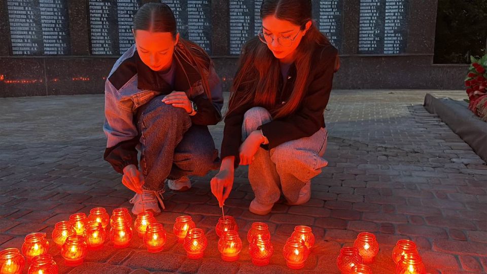В День памяти и скорби зажгли свечи в знак вечной памяти В День памяти и скорби зажгли свечи в знак вечной памяти
