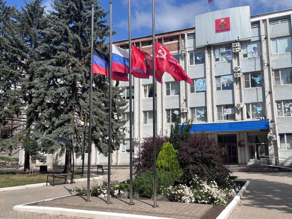 В соответствии с Указом Президента РФ от 08.06.1996 №857 «О Дне памяти и скорби» 22 июня на территории всей страны приспускается Государственный флаг Российской Федерации В соответствии с Указом Президента РФ от 08.06.1996 №857 «О Дне памяти и скорби» 22 июня на территории всей страны приспускается Государственный флаг Российской Федерации