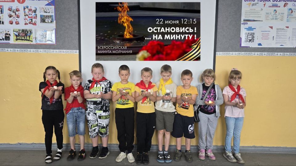 Минута молчания – это символ общей и вечной народной памяти и скорби о каждом погибшем и всех жертвах войны, вечно живое напоминание всему миру о несгибаемой воле и мужестве нашего многонационального народа, не покорившегося... Минута молчания – это символ общей и вечной народной памяти и скорби о каждом погибшем и всех жертвах войны, вечно живое напоминание всему миру о несгибаемой воле и мужестве нашего многонационального народа, не покорившегося...