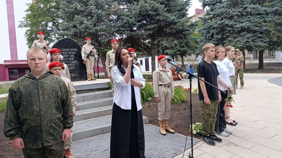 В Снежном состоялось мероприятие, посвященное Дню памяти и скорби В Снежном состоялось мероприятие, посвященное Дню памяти и скорби