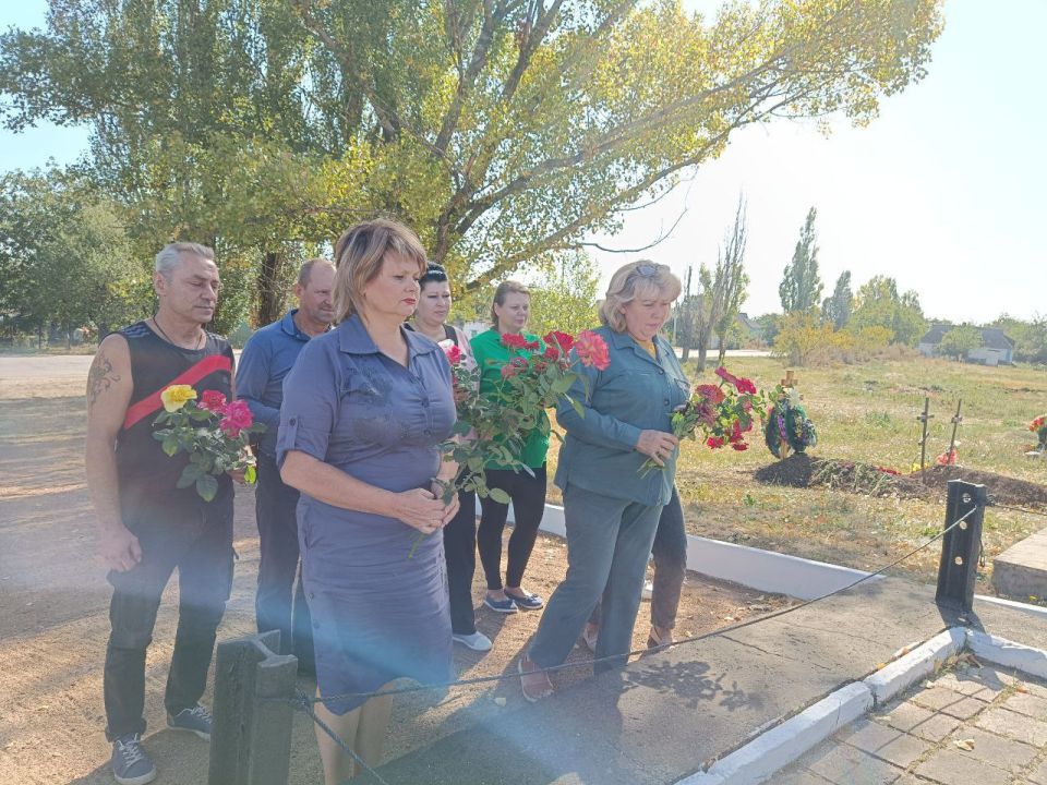 22.06.2025 г. в рамках партийного проекта #ИсторическаяПамять Дмитровская библиотека совместно с МБУ "Дмитровский СДК" приняла участие в возложении цветов к памятникам воинов, погибших в Великой Отечественной войне и... 22.06.2025 г. в рамках партийного проекта #ИсторическаяПамять Дмитровская библиотека совместно с МБУ "Дмитровский СДК" приняла участие в возложении цветов к памятникам воинов, погибших в Великой Отечественной войне и...