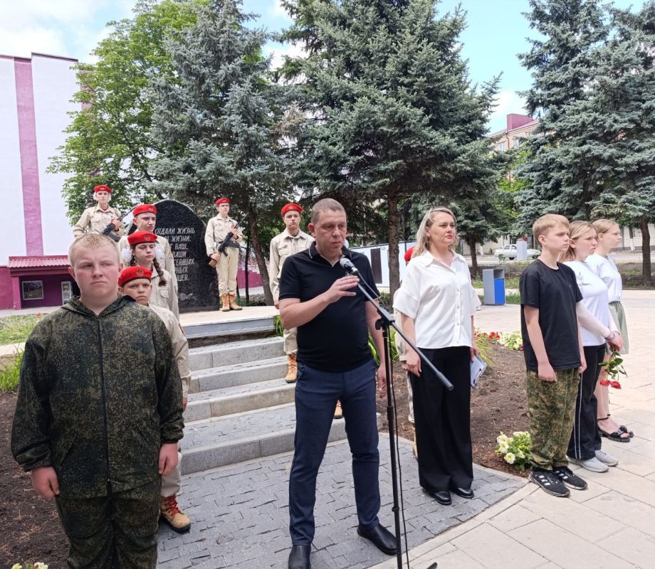 В Снежном состоялось мероприятие, посвященное Дню памяти и скорби В Снежном состоялось мероприятие, посвященное Дню памяти и скорби