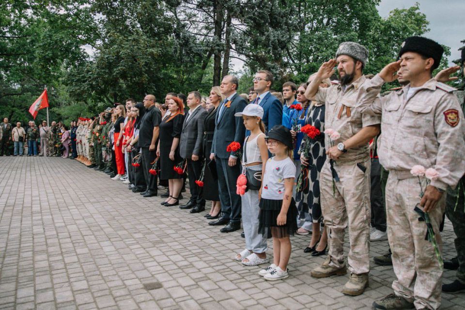 Ровно в 12.15 по Москве вместе со всей Россией минутой молчания почтили память павших в Великой Отечественной войне Ровно в 12.15 по Москве вместе со всей Россией минутой молчания почтили память павших в Великой Отечественной войне