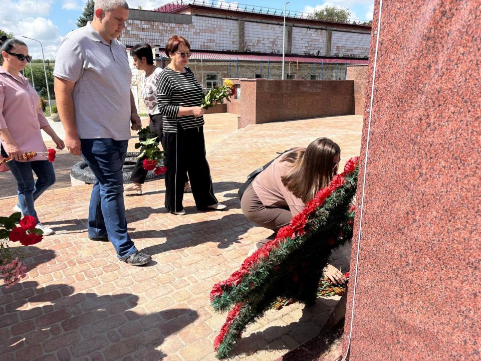 Наталья Великодная: В память о погибших героях Великой Отечественной войны в Тельманово приняла участие в возложении цветов у мемориала "Родина-Мать" Наталья Великодная: В память о погибших героях Великой Отечественной войны в Тельманово приняла участие в возложении цветов у мемориала "Родина-Мать"