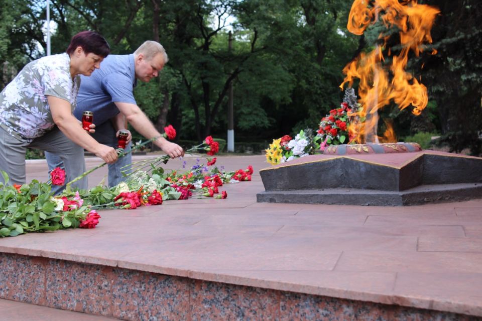 Александр Петрикин: Сегодня, в День памяти и скорби, первый заместитель Главы муниципального образования Краснолиманский муниципальный округ Андрей Самсонов совместно с председателем Краснолиманского муниципального совета... Александр Петрикин: Сегодня, в День памяти и скорби, первый заместитель Главы муниципального образования Краснолиманский муниципальный округ Андрей Самсонов совместно с председателем Краснолиманского муниципального совета...