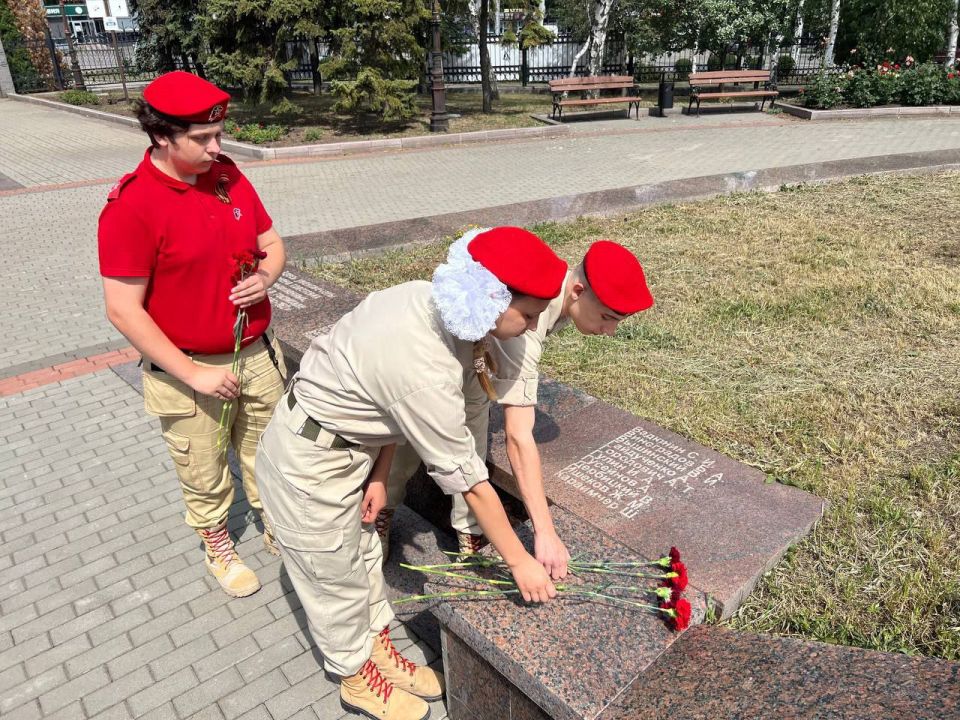 "Пост N 1". Ко Дню памяти и скорби начала Великой Отечественной войны Юнармейцы ВПК "Гвардейцы Донбасса 115 города Донецк", в составе: Штиенко Владислав "Пост N 1". Ко Дню памяти и скорби начала Великой Отечественной войны Юнармейцы ВПК "Гвардейцы Донбасса 115 города Донецк", в составе: Штиенко Владислав