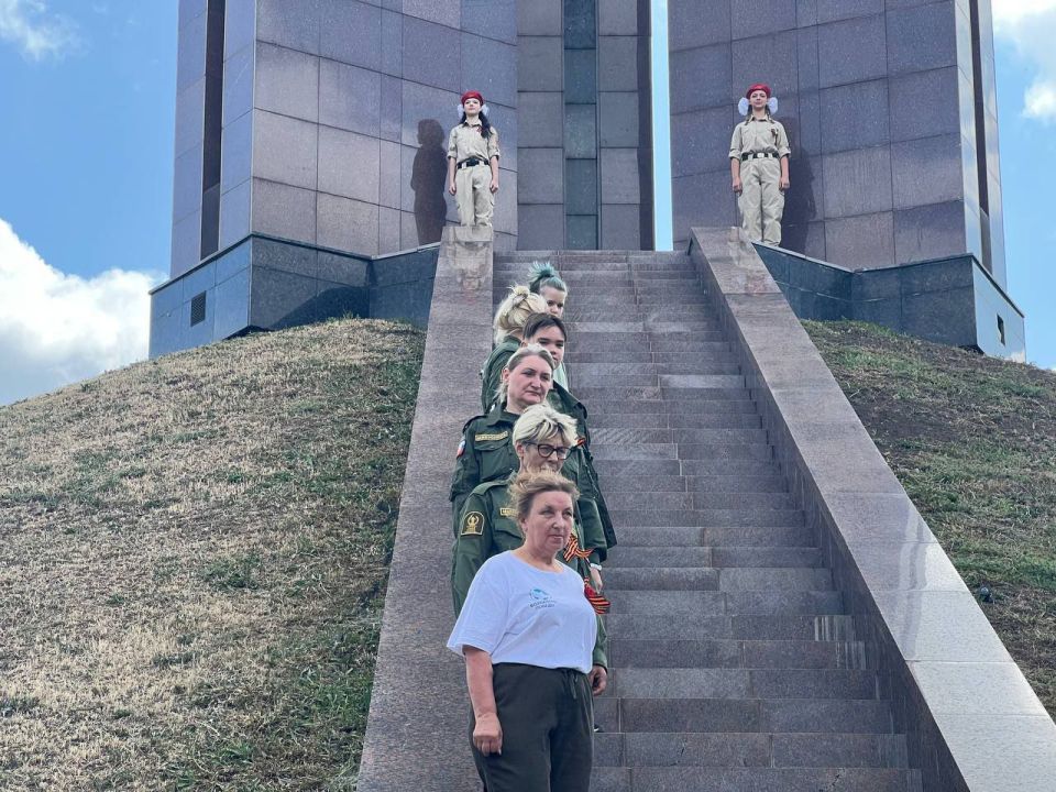 "Пост N 1". Юнармейский отряд ВПК "Гвардейцы Донбасса 115 города Донецк", ГБОУ "Специализированная школа N 115 г. о. Донецк" ДНР Ко Дню памяти и скорби начала Великой Отечественной войны встретились с волонтёрами из города... "Пост N 1". Юнармейский отряд ВПК "Гвардейцы Донбасса 115 города Донецк", ГБОУ "Специализированная школа N 115 г. о. Донецк" ДНР Ко Дню памяти и скорби начала Великой Отечественной войны встретились с волонтёрами из города...