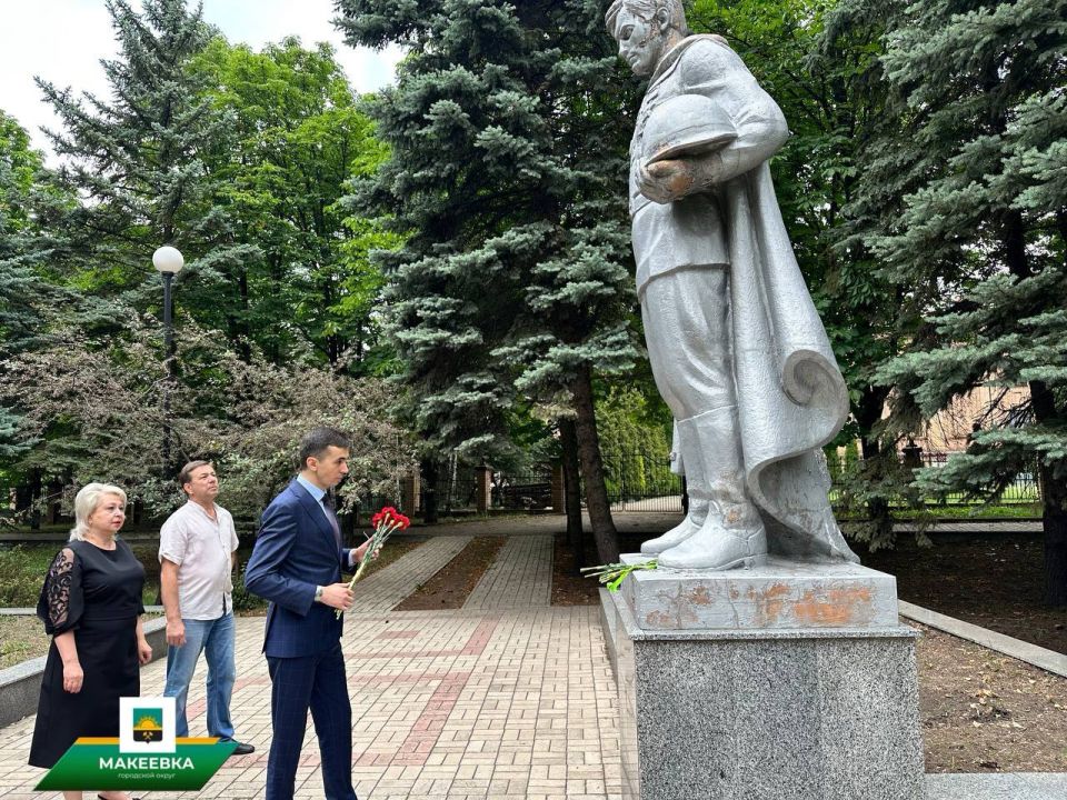 Во всех районах Макеевки прошла церемония возложения цветов, приуроченная Дню памяти и скорби Во всех районах Макеевки прошла церемония возложения цветов, приуроченная Дню памяти и скорби