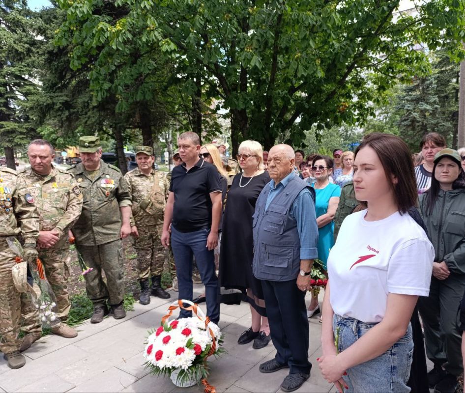 В Снежном состоялось мероприятие, посвященное Дню памяти и скорби В Снежном состоялось мероприятие, посвященное Дню памяти и скорби
