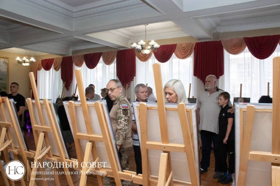 Константин Кузьмин: Сегодня в Донецкой филармонии состоялось открытие выставки «Отец Героя» Константин Кузьмин: Сегодня в Донецкой филармонии состоялось открытие выставки «Отец Героя»