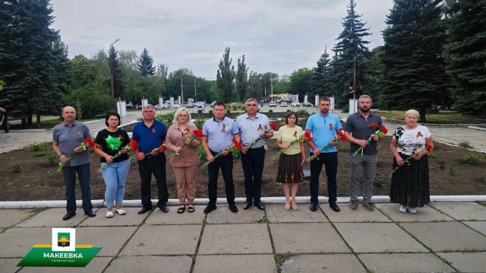 Александр Подгорный: Во всех районах Макеевки прошла церемония возложения цветов, приуроченная Дню памяти и скорби Александр Подгорный: Во всех районах Макеевки прошла церемония возложения цветов, приуроченная Дню памяти и скорби