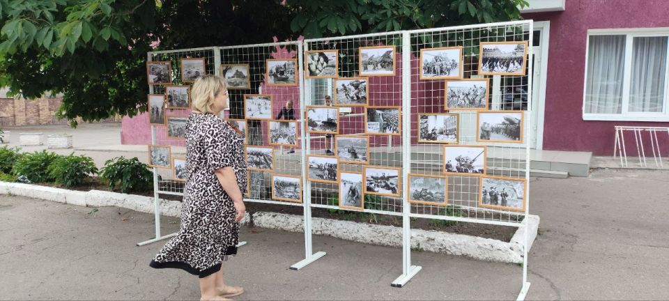 #МыПомним. В День памяти и скорби, сотрудники МБУ "Центр культуры и досуга города Дебальцево" организовали на центральной площади города выставку, посвященную событиям Великой Отечественной войны #МыПомним. В День памяти и скорби, сотрудники МБУ "Центр культуры и досуга города Дебальцево" организовали на центральной площади города выставку, посвященную событиям Великой Отечественной войны