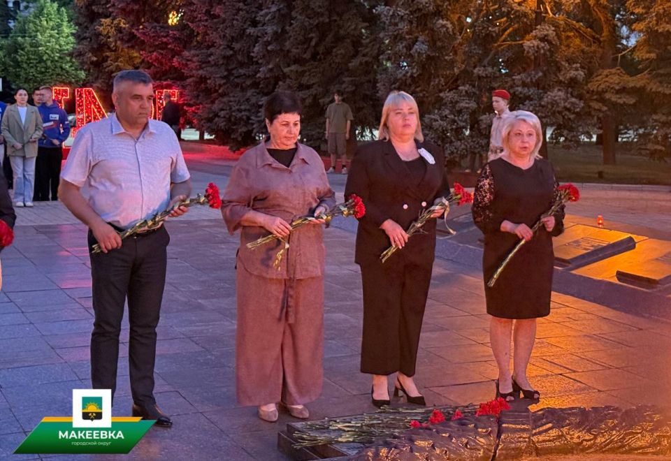 В Макеевке ко Дню скорби и памяти состоялось возложение цветов В Макеевке ко Дню скорби и памяти состоялось возложение цветов