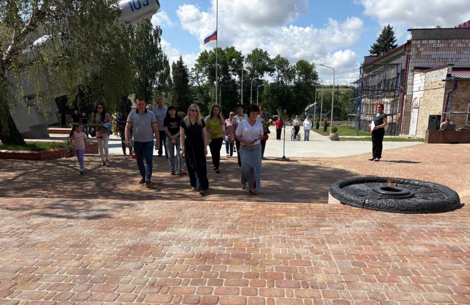 Наталья Великодная: В память о погибших героях Великой Отечественной войны в Тельманово приняла участие в возложении цветов у мемориала "Родина-Мать" Наталья Великодная: В память о погибших героях Великой Отечественной войны в Тельманово приняла участие в возложении цветов у мемориала "Родина-Мать"