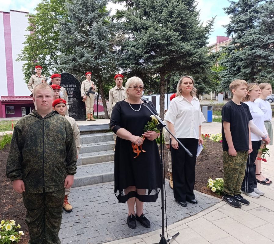 В Снежном состоялось мероприятие, посвященное Дню памяти и скорби В Снежном состоялось мероприятие, посвященное Дню памяти и скорби