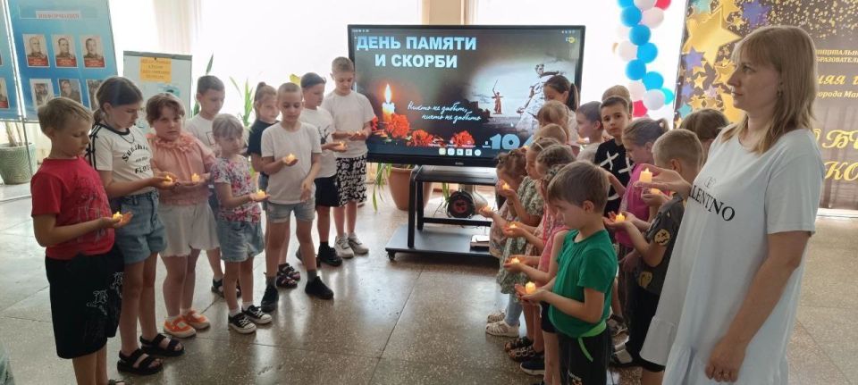 Минута молчания – это символ общей и вечной народной памяти и скорби о каждом погибшем и всех жертвах войны, вечно живое напоминание всему миру о несгибаемой воле и мужестве нашего многонационального народа, не покорившегося... Минута молчания – это символ общей и вечной народной памяти и скорби о каждом погибшем и всех жертвах войны, вечно живое напоминание всему миру о несгибаемой воле и мужестве нашего многонационального народа, не покорившегося...