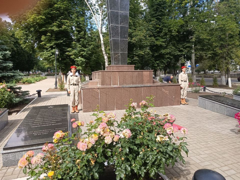 22 июня 2025 года, в День памяти и скорби, юнармейцы ГБОУ "Волновахская школа №2 Волновахского м.о." Бондарь Кирилл, Морозова Анастасия и Таран Александр почтили память всех погибших в Великой Отечественной войне и ... 22 июня 2025 года, в День памяти и скорби, юнармейцы ГБОУ "Волновахская школа №2 Волновахского м.о." Бондарь Кирилл, Морозова Анастасия и Таран Александр почтили память всех погибших в Великой Отечественной войне и ...