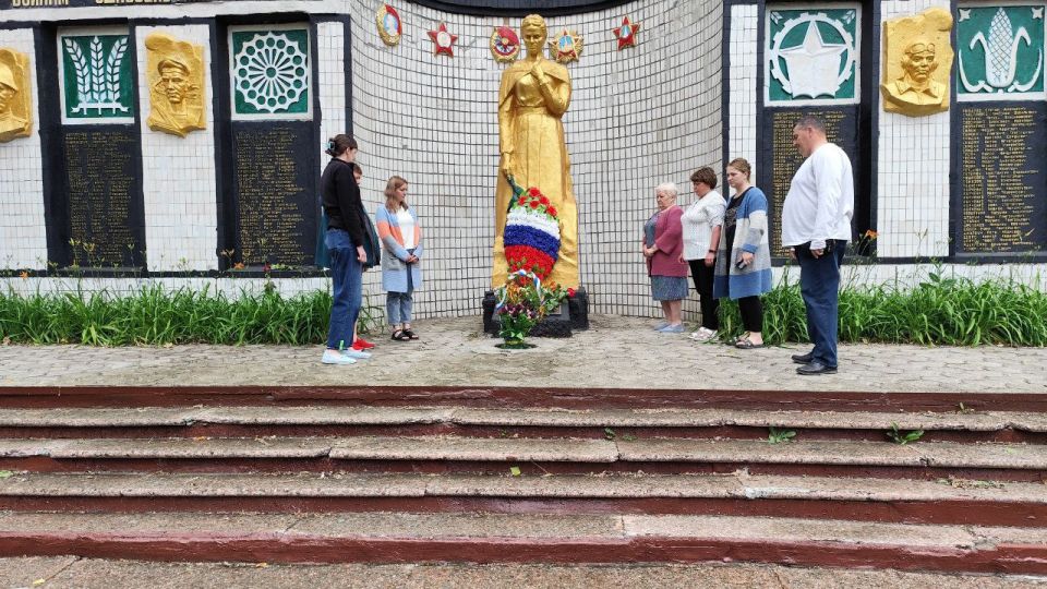 Ровно в 12:15 по московскому времени по всей России, Донецкой Народной Республики, по всему Волновахскому муниципальному округа была объявлена Общероссийская Минута молчания Ровно в 12:15 по московскому времени по всей России, Донецкой Народной Республики, по всему Волновахскому муниципальному округа была объявлена Общероссийская Минута молчания