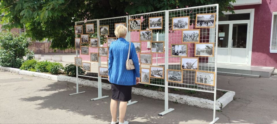 #МыПомним. В День памяти и скорби, сотрудники МБУ "Центр культуры и досуга города Дебальцево" организовали на центральной площади города выставку, посвященную событиям Великой Отечественной войны #МыПомним. В День памяти и скорби, сотрудники МБУ "Центр культуры и досуга города Дебальцево" организовали на центральной площади города выставку, посвященную событиям Великой Отечественной войны