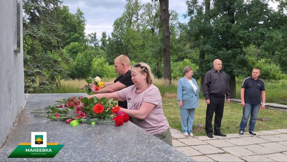 Во всех районах Макеевки прошла церемония возложения цветов, приуроченная Дню памяти и скорби Во всех районах Макеевки прошла церемония возложения цветов, приуроченная Дню памяти и скорби