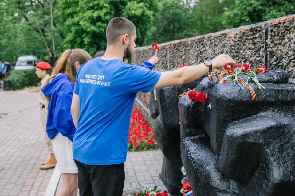 Ровно в 12.15 по Москве вместе со всей Россией минутой молчания почтили память павших в Великой Отечественной войне Ровно в 12.15 по Москве вместе со всей Россией минутой молчания почтили память павших в Великой Отечественной войне